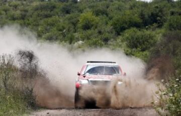 Etapa doce del Rally Dakar 2015, entre Río Hondo y Rosario (Argentina).
El piloto sudafricano Giniel de Villiers de Toyota en acción