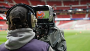 MADRID , 14/04/2025.- Un c芍mara este lunes en el Estadio Riyadh Air Metropolitano. La empresa de telecomunicaciones Host Broadcast Services (HBS) ha sido seleccionada por LaLiga para realizar la producci車n televisiva de LaLiga EA Sports (Primera divisi車n) y LaLiga Hypermotion (Segunda divisi車n) durante las pr車ximas cinco temporadas, que actualmente est芍n a cargo de Mediapro. EFE/ Mariscal