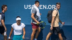NEW YORK, USA, August 26. Carlos Alcaraz of Spain walks past Emma Raducanu of Great Britain during her practice session in preparation for the US Open Tennis Championship 2022 at the USTA National Tennis Centre on August 26th 2022 in Flushing, Queens, New York City.  (Photo by Tim Clayton/Corbis via Getty Images)