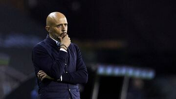El entrenador portugués Miguel Cardoso, pensativo, durante un partido del Celta en Balaídos.