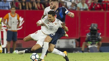 Sevilla/19-08-2017: El jugador del Sevilla FC, Jesús Navas (i) recibe falta del jugador del RCD Espanyol, David López (d) durante el partido correspondiente a la primera jornada de liga disputado hoy en el estadio Ramón Sánchez Pizjuán.
FOTO: PACO PUENTES/EL PAIS