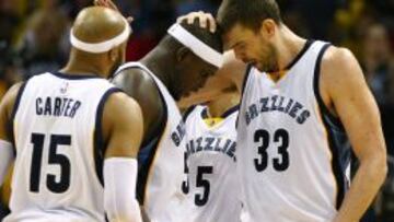 Vince Carter, Zach Randolph y Marc Gasol festejan una canasta.