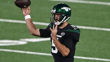 The NFL quarterback soap-opera gets a little more dramatic as the New York Jets opt for a familiar face, bringing back veteran quarterback Joe Flacco