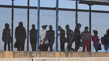 Stranded commuters wait for transportation at a bus terminal during a protest by taxi operators over the government&#039;s financial relief for the taxi industry, amid the coronavirus disease (COVID-19) lockdown, in Soweto, South Africa, June 22, 2020. RE