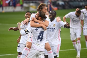 ¡¡GOL DE MODRIC!! ¡Recibió un balón de Rodrygo dentro del área, dejó sentado a Neto en dos ocasiones con dos regates y marcó con un disparo con el exterior! 