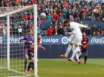 El jugador del Real Madrid, Sergio Ramos, marca el 1-2 al Osasuna. 