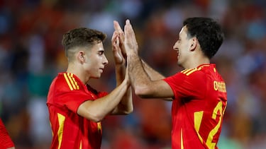 BADAJOZ, 05/06/2024.- El delantero de la selección española de fútbol Mikel Oyarzabal (d) celebra su segundo gol, tercero del equipo español, durante el partido amistoso que los combinados de España y Andorra disputan este miércoles en el estadio Nuevo Vivero, en Badajoz. EFE/Julio Muñoz