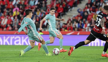 Oblak buscó a Giuliano Simeone en largo tras un córner en contra y el argentino arrancó con fe para chocar con Maffeo y llevarse el balón. En el mano a mano optó por contemporizar a la izquierda y cedérsela a Julián Álvarez, que marcó a placer.



