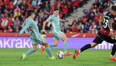 Oblak buscó a Giuliano Simeone en largo tras un córner en contra y el argentino arrancó con fe para chocar con Maffeo y llevarse el balón. En el mano a mano optó por contemporizar a la izquierda y cedérsela a Julián Álvarez, que marcó a placer.




