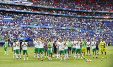 Los jugadores irlandeses agradecen a su afición el apoyo durante los octavos de final.