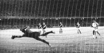 19 de noviembre de 1969: Pelé convierte su gol número 1.000. Jugando para Santos anota de penal, venciendo al arquero argentino Andrada de Vasco da Gama.