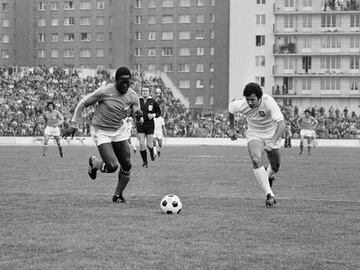 Este central senegalés, nacionalizado francés, falleció el pasado 6 de septiembre, a los 73 años y tras haber permanecido en coma casi 40. Integrante de la llamada “Guardia negra" de la selección francesa junto a Marius Trésor, el 17 de marzo de 1982 iba a ser operado por una rotura del tendón de la rodilla. Sin embargo, el anestesista equivocó la dosis y sumió a Jean-Pierre Adams en estado de coma del que no despertaría.