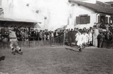 Al llegar al estadio, los jugadores necesitaban cambiar su atuendo. Y unas casetas, que se soían colocar en una de las esquinas del campo, servían de improvisados vestuarios donde vestirse con comodidad y normalidad.