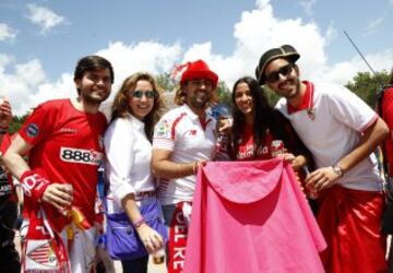 Mucha fiesta y alegría en las instalaciones de la Pradera de San Isidro donde se concentró la afición del Sevilla.