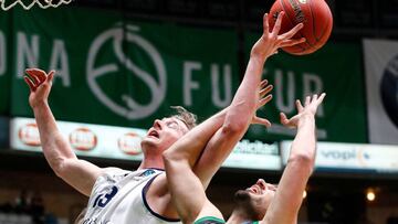 GRAF9368. BADALONA, 08/01/2020.- El escolta del Joventut Albert Ventura (d) lucha un rebote con el estadounidense David Walker, del Morabanc, durante el partido de la fase Top-16 de la Eurocopa de baloncesto que enfrenta el Jovetut de Badalona y al Morabanc Andorra hoy miércoles en el Palau d Esports de Badalona. EFE/ Enric Fontcuberta.