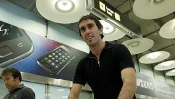 <b>LÍDER EN DEFENSA. </b>Godín, en el aeropuerto de Barajas.
