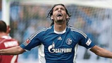 <b>INSPIRADO. </b>Kuranyi marcó dos goles para rematar el partido.