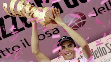 Alberto Contador levanta el trofeo de ganador del Giro de Italia 2008.