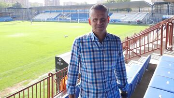 El ex&aacute;rbitro internacional C&eacute;sar Mu&ntilde;iz Fern&aacute;ndez, director general del CF Talavera de la Reina, posa para AS en el palco del Estadio Municipal El Prado.