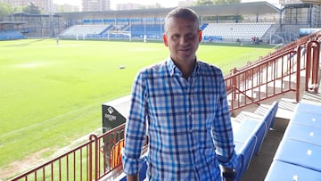 El exárbitro internacional César Muñiz Fernández, director general del CF Talavera de la Reina, posa para AS en el palco del Estadio Municipal El Prado.