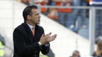 Luis García Plaza da instrucciones en la banda a sus futbolistas.