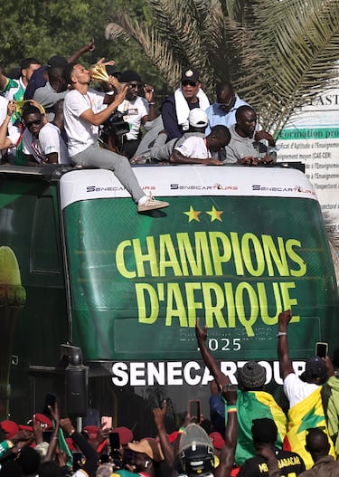 La selección de Senegal celebra con su afición el triunfo en la Copa África por las calles de Dakar.