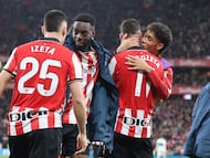 BILBAO, 20/02/2026.- El delantero del Athletic Club Gorka Guruzeta (2d) celebra su segundo gol durante el partido correspondiente a la jornada 25 de LaLiga que Athletic Club y Elche CF disputan este viernes en el estadio de San Mamés, en Bilbao. EFE/Luis Tejido
