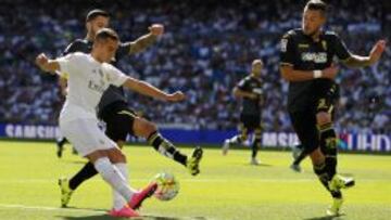 Lucas Vázquez golpea ante dos jugadores del Granada.