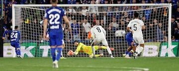 Espectacular la mano abajo que saca el portero belga del Real Madrid a tiro raso con la izquierda de ?lvaro Rodrguez.