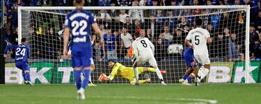 Espectacular la mano abajo que saca el portero belga del Real Madrid a tiro raso con la izquierda de Álvaro Rodríguez.