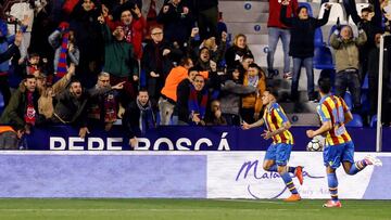 GRAF4031. VALENCIA, 16/03/2018.- El delantero del Levante Roger (i) celebra tras marcar ante el Eibar, durante el partido de Liga en Primera División que disputan esta noche en el estadio Ciutat de Valencia. EFE/Kai Försterling
