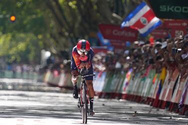 El ciclista colombiano del Team Ineos, Egan Bernal, durante la etapa 10 de la Vuelta ciclista a España 2023, una contrarreloj individual de 25,8 km en Valladolid.