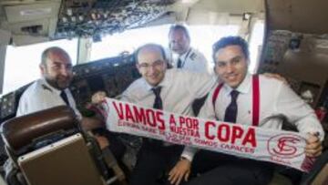 El presidente del Sevilla FC, José Castro (c), y el consejero José María del Nido (d), en la cabina del avión que vuela a Turín.