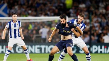SAN SEBASTIÁN, 28/08/2024.- El defensa de la Real Sociedad Jon Pacheco (d) disputa un balón ante el delantero del Alavés Asier Villalibre (c) durante el partido de LaLiga entre la Real Sociedad y el Alavés, este miércoles en el estadio Reale Arena. EFE/ Javi Colmenero