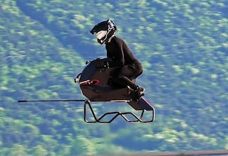 Esta moto voladora es real y viaja a más de 100 km/h, pero cuesta casi un millón de euros: “Un gran avance en movilidad aérea”