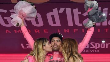 Tom Dumoulin en el p&oacute;dium del Giro de Italia tras recoger su maglia rosa. 