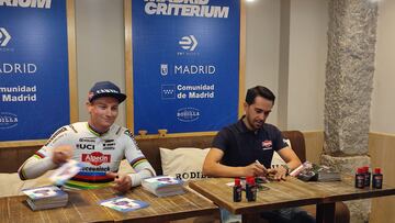 Mathieu van der Poel y Alberto Contador firman autógrafos en el Rodilla de Callao.