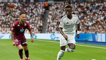 MADRID, 25/08/2024.- El delantero brasileño del Real Madrid Vinicius jr. (d) con el balón ante el centrocampista del Real Valladolid Iván Sánchez (i) durante el partido de la segunda jornada de Liga que Real Madrid y Real Valladolid disputan esta tarde en el estadio Santiago Bernabéu. EFE/Chema Moya