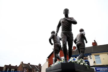 El conjunto escultórico representa a la "Santísima Trinidad" del Everton y se encuentra junto al estadio Goodison Park, Liverpool.