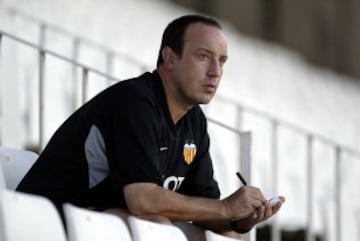 Rafa Benitez siempre fué un entrenador metódico. En la imagen tomando notas en la grada durante un partido amistoso de la primera plantilla del Valencia y el juvenil.