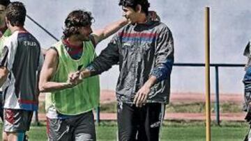 <b>UNA PIÑA. </b>Granero bromea con su compañero Óscar Ustari durante el entrenamiento de ayer.