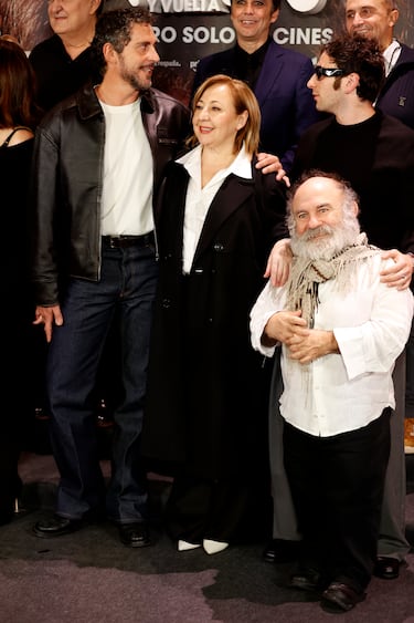 El actor y director de cine Paco León, la actriz Carmen Machi y los actores David Castillo y Emilio Gavira posan durante la presentación la película 'Aída y Vuelta'.