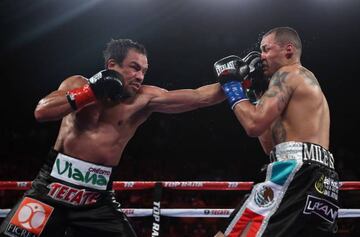 Juan Manuel Márquez lanza un golpe a Mike Alvarado durante su último combate el día 17 de mayo de 2014.