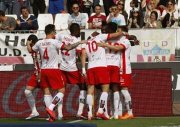 El centrocampista congoleño del Almería Thievy Bifouma celebra con sus compañeros, el gol marcado ante el Eibar