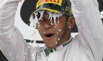 Hamilton en el podio del GP de España.