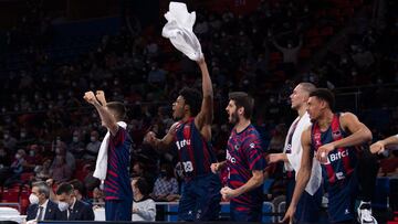 El banquillo del Baskonia celebra una canasta.