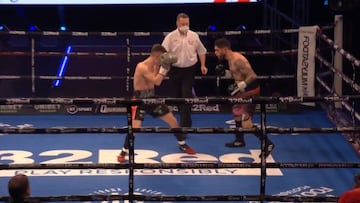 Brad Foster y Ardy Rodríguez durante su combate.