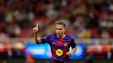 AME368. GUADALAJARA (MÉXICO), 03/03/2026.- Javier Saviola de Barcelona FC celebra un gol este martes, durante un partido de la 'Copa de Leyendas' entre Barcelona y Real Madrid en el Estadio Akron en Guadalajara (México). EFE/ Francisco Guasco