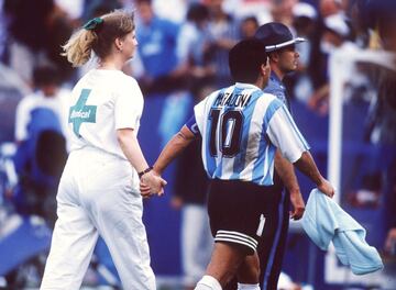 Maradona disputaba su ¨²ltimo partido oficial con la camiseta albiceleste al final del partido ante Nigeria, del Mundial de 1994, Diego se retir¨® del campo de juego hacia el control antidoping. La enfermera Sue Carpenter entr¨® al terreno de juego para buscarlo y ambos se retiraron de la mano hacia la zona baja del estadio. Diego Maradona dio positivo por efedrina.