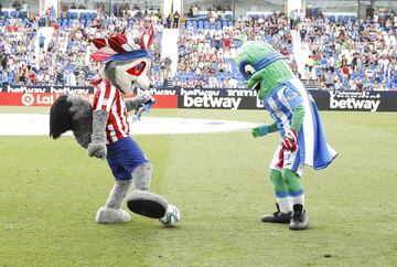 Divertida imagen de las mascotas del Leganés y del Atlético de Madrid antes del inicio del encuentro. 